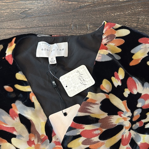 Adelyn Rae Anisse Velvet Wrap Top Black Floral Size XS NWT - Picture 5 of 8